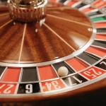 Красочное колесо рулетки с цифрами в казино для детей