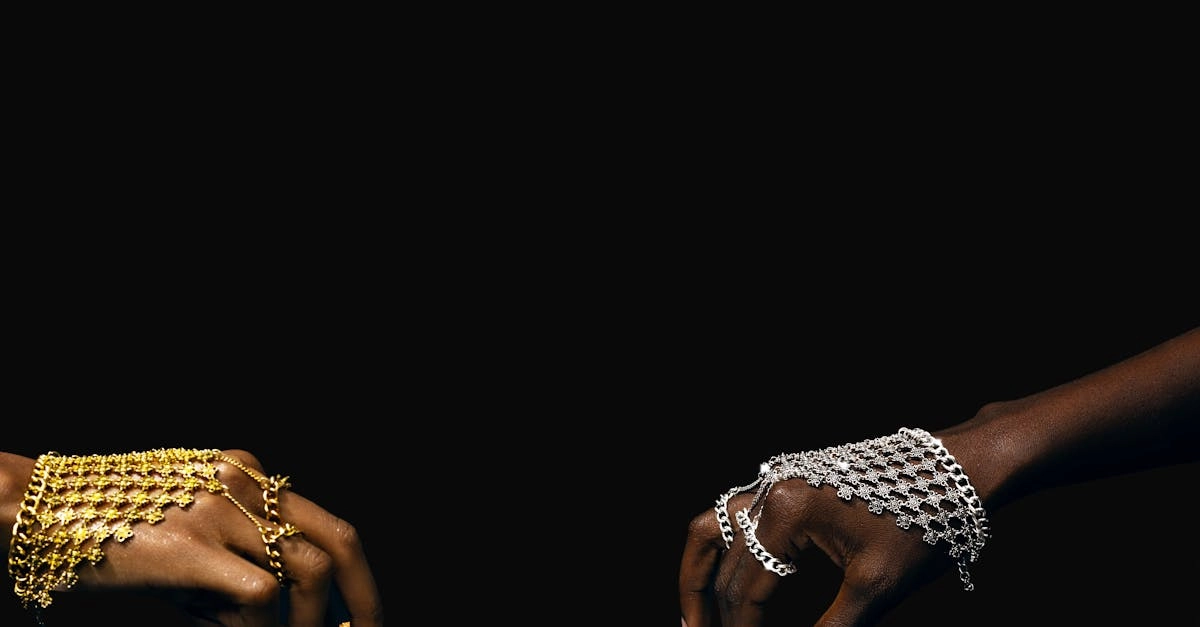 Золотой волк и игровые барабаны Wolf Gold на фоне прерий Дикого Запада